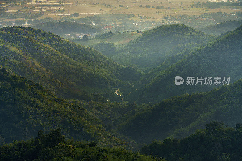 在泰国清迈省的Doi Luang Chiang Dao日出时的美丽景色。